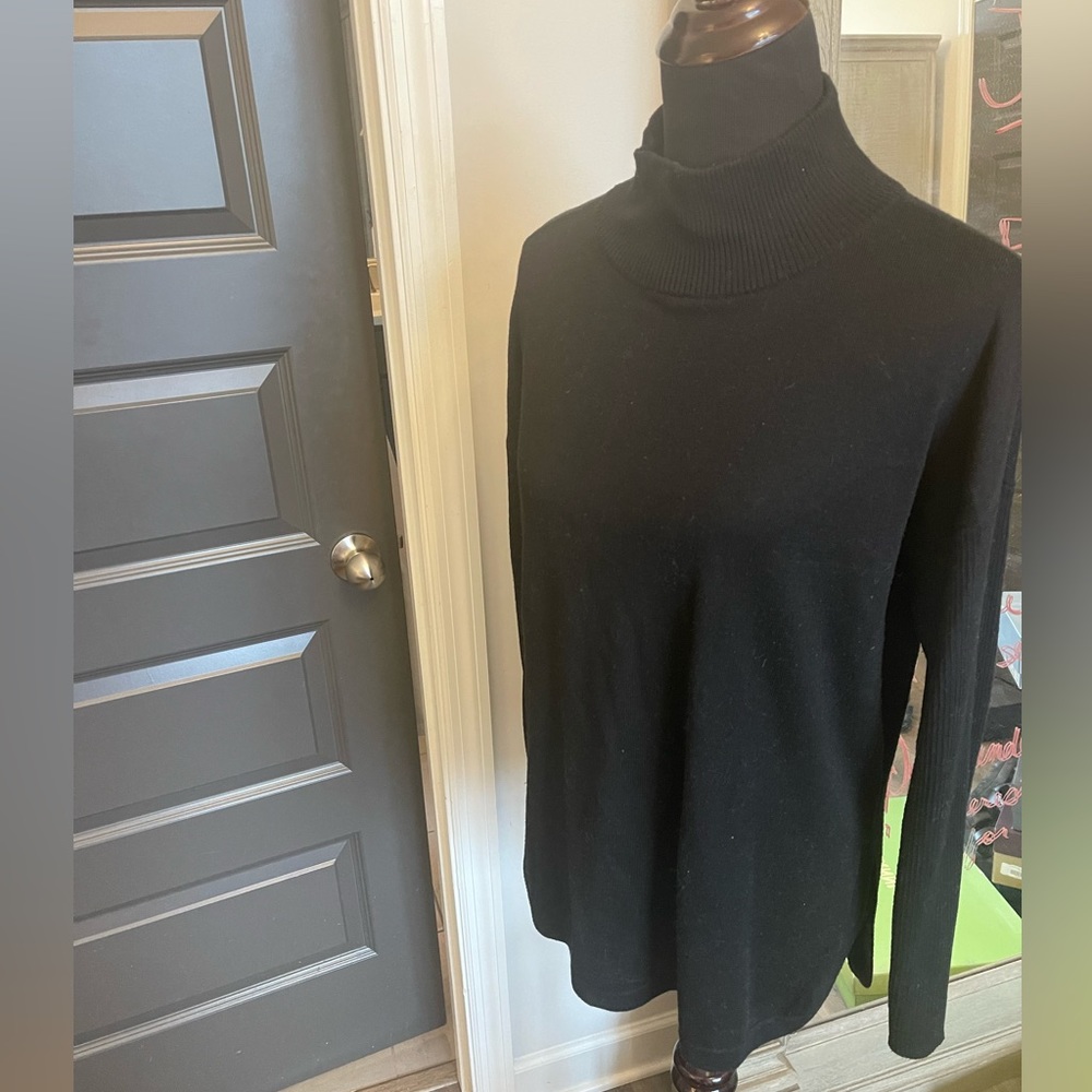 Vince Camuto Comfy Sophisticated Flattering Black Turtle neck Tunic sweater.  M